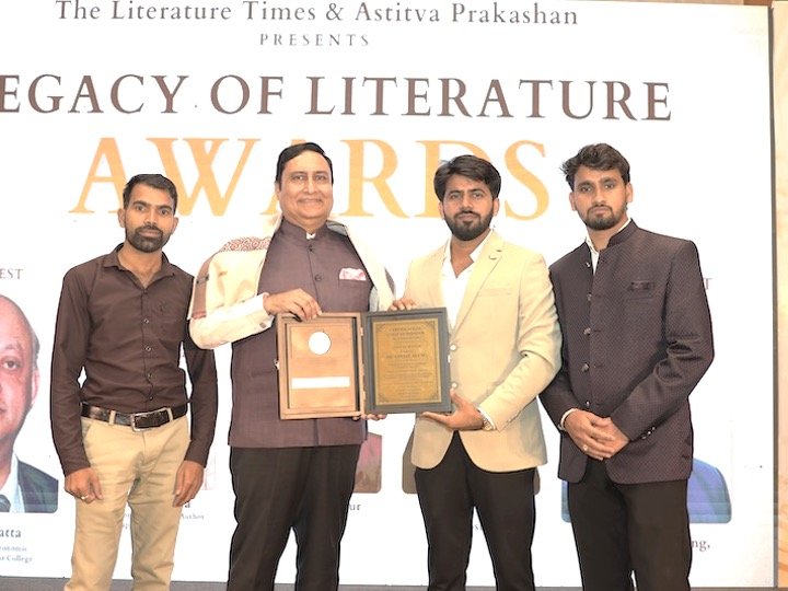 Award presentation at the literary event